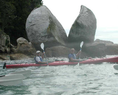Een kanotocht voor Split Apple Rock bij het Zuidereiland.