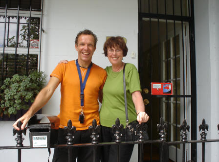 Marc met oud collega Suzanne Baart voor het huis aan de Raglan Straat.