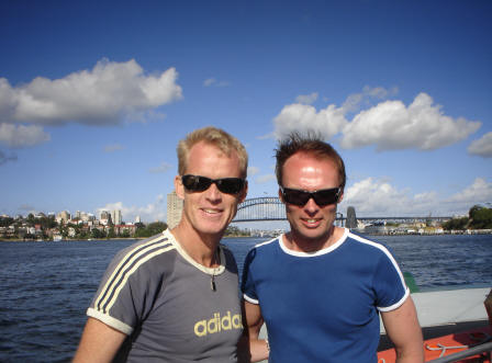 Tim met Richard Hgenkamp op een veerboot in de haven van Sydney.