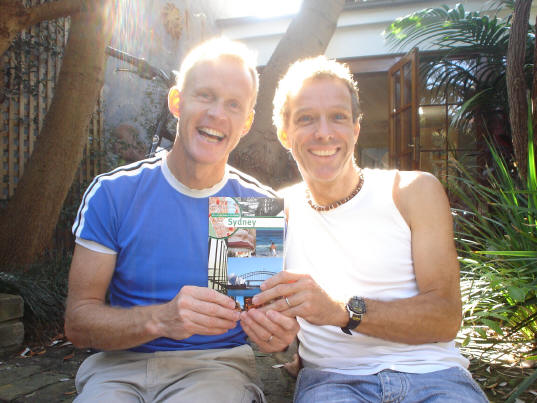 Trots houdt het duo de zojuist verschenen reisgids Sydney in de hand.