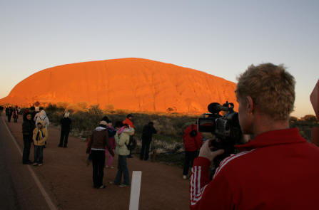 Tim filmt bij de rode rots Uluru.