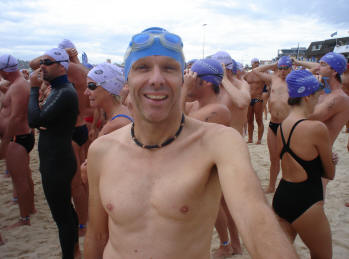Marc bij een zwemwedstrijd op een strand in Sydney.