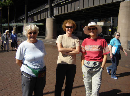 De dire bezoeksters op Circular Quay, kort na aankomst in Sydney.\