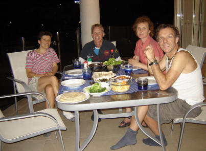 Het avondritueel: het diner op het terras van het appartement in Cairns.