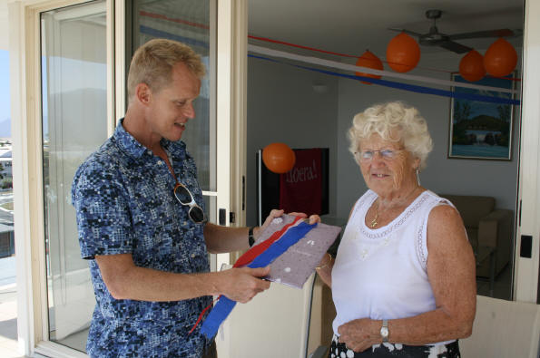 Anneke krijgt het Nationale Geschenk uit handen van zoon Tim.