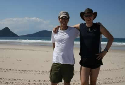 Marc en heinz-Josef op het strand bij Port Stephens.