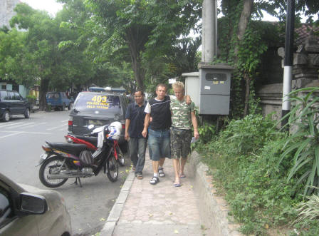 Tim begeleidt een versufte Marc door de straten van Kuta.