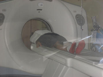 In het ziekenhuis van Yogyakarta wordt een hersenscan van Marc gemaakt. 