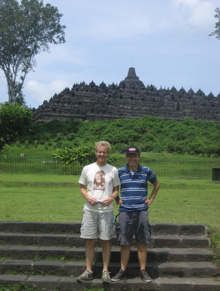 De vakantie gaat door: Marc en Tim voor de Borobudur, het oude tempelcomplex, bij Yogyakarta.