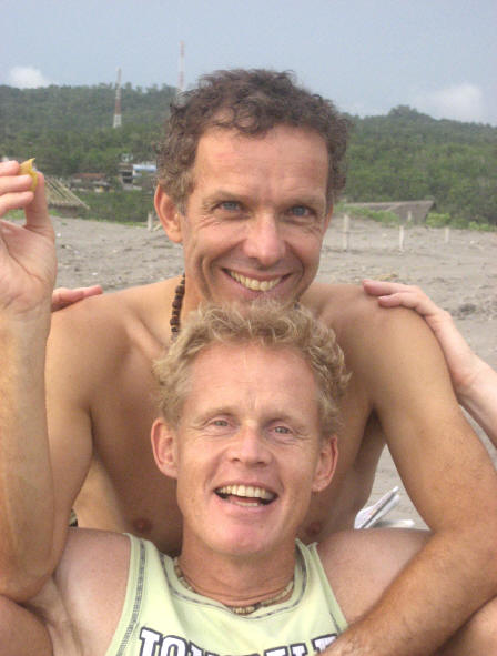 Marc en Tim op het strand bij Yogyakarta.