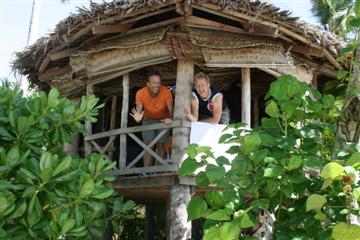 Marc en Tim in hun fale op Samoa.