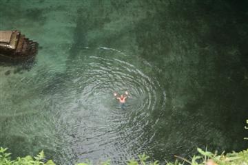 Tim zwemt in een diepe poel.