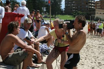 Femke interviewt op het strand van Cronulla.