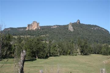Het landschap bij Nimbin met de Nimbin Rocks.
