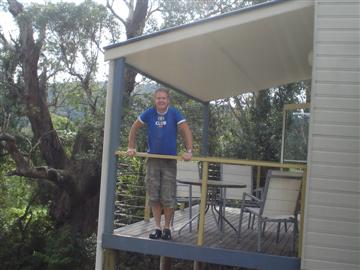 Tim op het balkon van de Rainforest Lodge bij Berry.