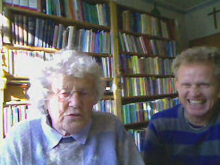 Tim zit met zijn moeder in Oss achter de Skype in een gesprek met Marc in Sydney.