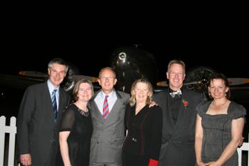 De burgemeesters van Albury, Wodonga en de Nederlandse ambassadeur met hun partners poseren voor een historisch vliegtuig.