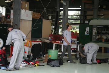 In een hangar in Bankstown zijn de voorbereiding voor het vertrek in volle gang.