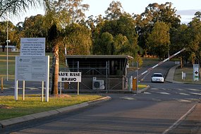 De ingang van de legerbasis in Sydney waar de terroristen hun zelfmoordactie wilden uitvoeren. 