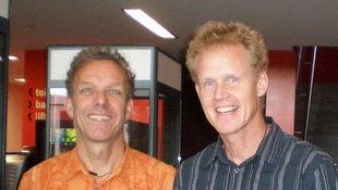 Van den Broek en Dekkers in de studio van SBS in Melbourne.