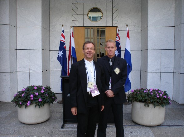 Marc van den Broek (links) en Tim Dekkers bij het kantoor van de Australische minister-president in Canberra.