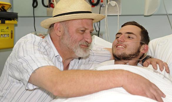 De vader van Jamie bij zijn zoon in het ziekenhuis van Katoomba.