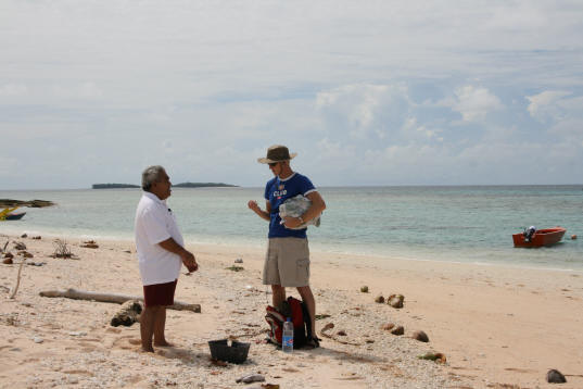 Dominee Tausi op het strand van Tuvalu.