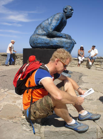 Tim leest in de catalogus van de beeldententoonstelling Sculpture by the Sea. 