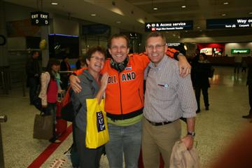 Angenieta en Govert na aankomst in Sydney, opgewacht door Tim en Marc, die voor de gelegenheid zijn Holland-jasje had aangetrokken.