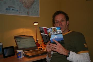 Marc werkt aan de correctie van de reisgids Nieuw-Zeeland.