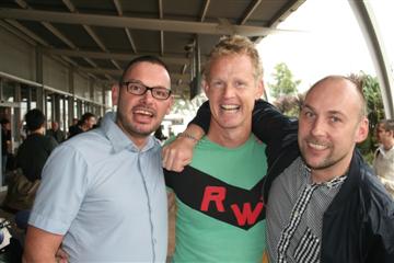 Henk Bruger links en Thomas Schnabel ontmoeten Tim op de luchthaven.