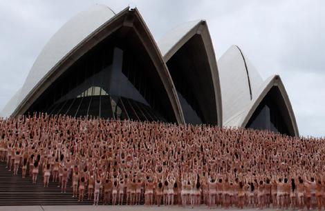 5200 naakte mensen voor het Opera House. FOTO SYNDYEY MORNING HERALD