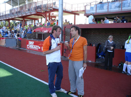 Marc van den Broek spreekt met coach Mark Lammers van het Nederlandse team.
