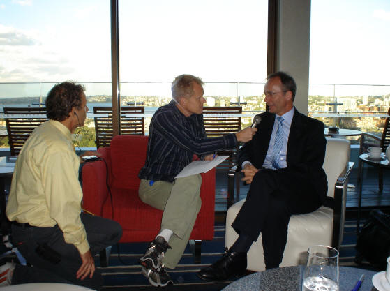 Minister Henk Kamp van Defensie staat Tim Dekkers en Marc van den Broek te woord in een hotel in Sydney.
