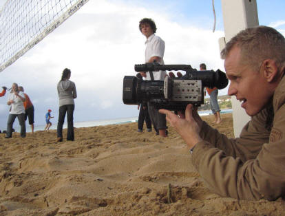 Tim Dekkers filmt het volleybal op het strand van Manly.