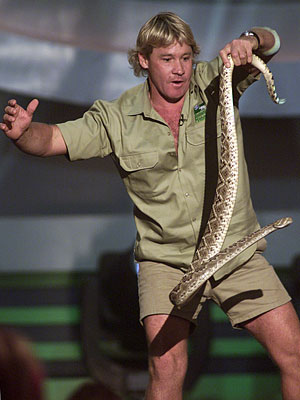 Steve Irwin in een befaamde pose.