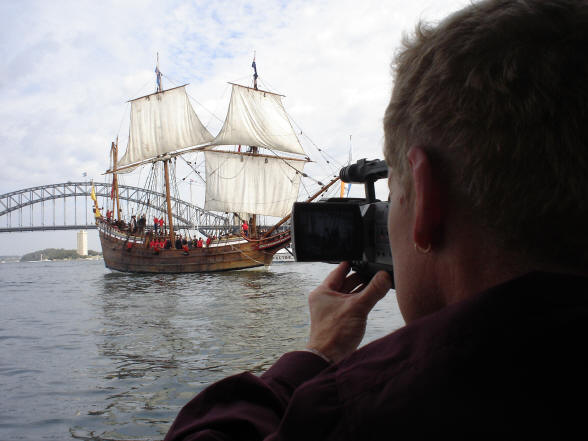 Tim Dekkers filmt het koninklijk paar op de Duyfken, replica van de boot waarmee de Nederlanders Australië hebben `ontdekt'. 