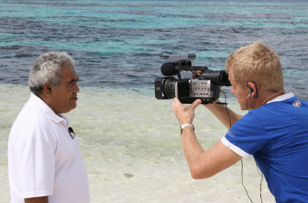 Domine Kitiona Tausi wordt gevolgd op een tocht over Tuvalu.