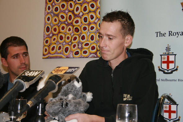Paul de Waard geeft een persconferentie in het ziekenhuis van Melbourne.