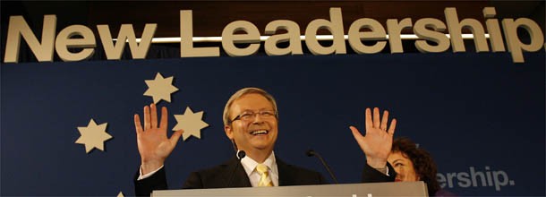 Winnaar Kevin Rudd spreekt zijn aanhagners toe.