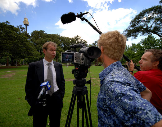 Mediabureau Onderste-Boven ondervraagt Pim Verbeek in het Hype Park, hartje Sydney. FOTO ANYA VAN LIT