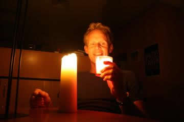 Tim Dekkers heeft de kaarsen ontstoken voor Earth Hour op het kantoor van Onderste-Boven.