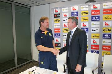De coach van jong Socceroos Jan Versleijen Il) krijgt een hand van Ben Buckley, directeur van de Australische voetbalbond.