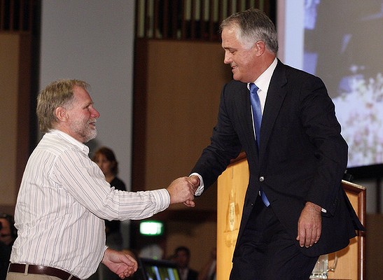 Oppositieleider Malcolm Turnbull schudt de hand van een `Vergeten Australiër"na het uitspreken van het sorry. FOTO SMH.