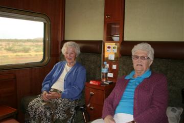 Ness Leal (r) en Patty Griggs genieten van de reis en van alle aandacht van het personeel.